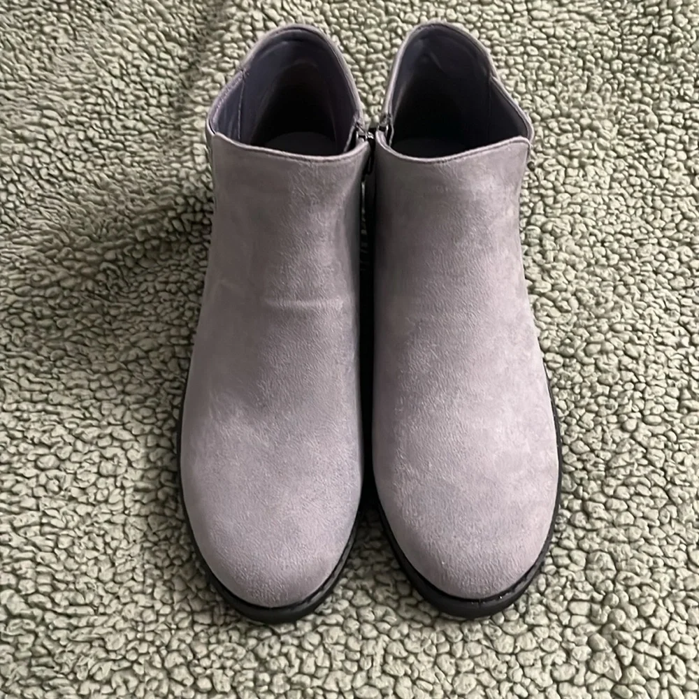 Bzees size 10M ankle boots gray - Picture 2 of 8